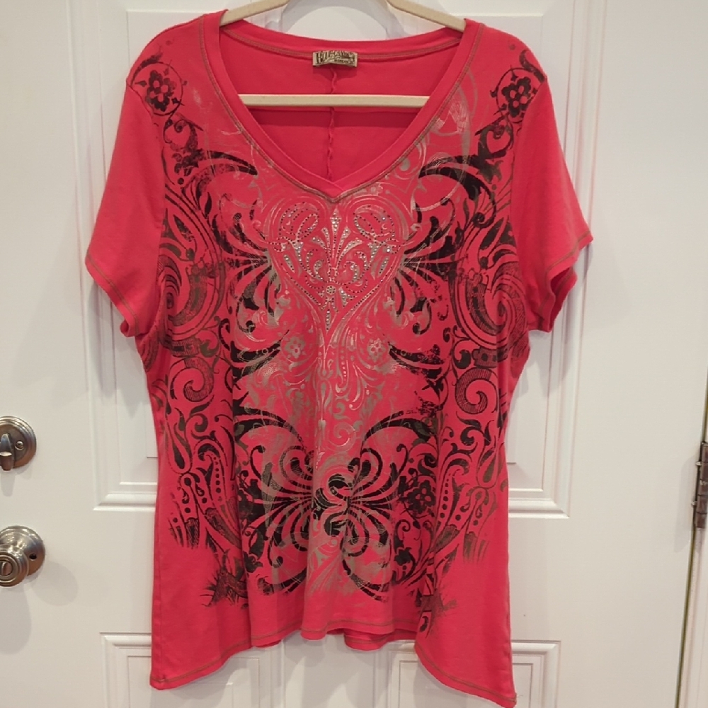 Elegant Red Short Sleeve Tee with Artistic Design